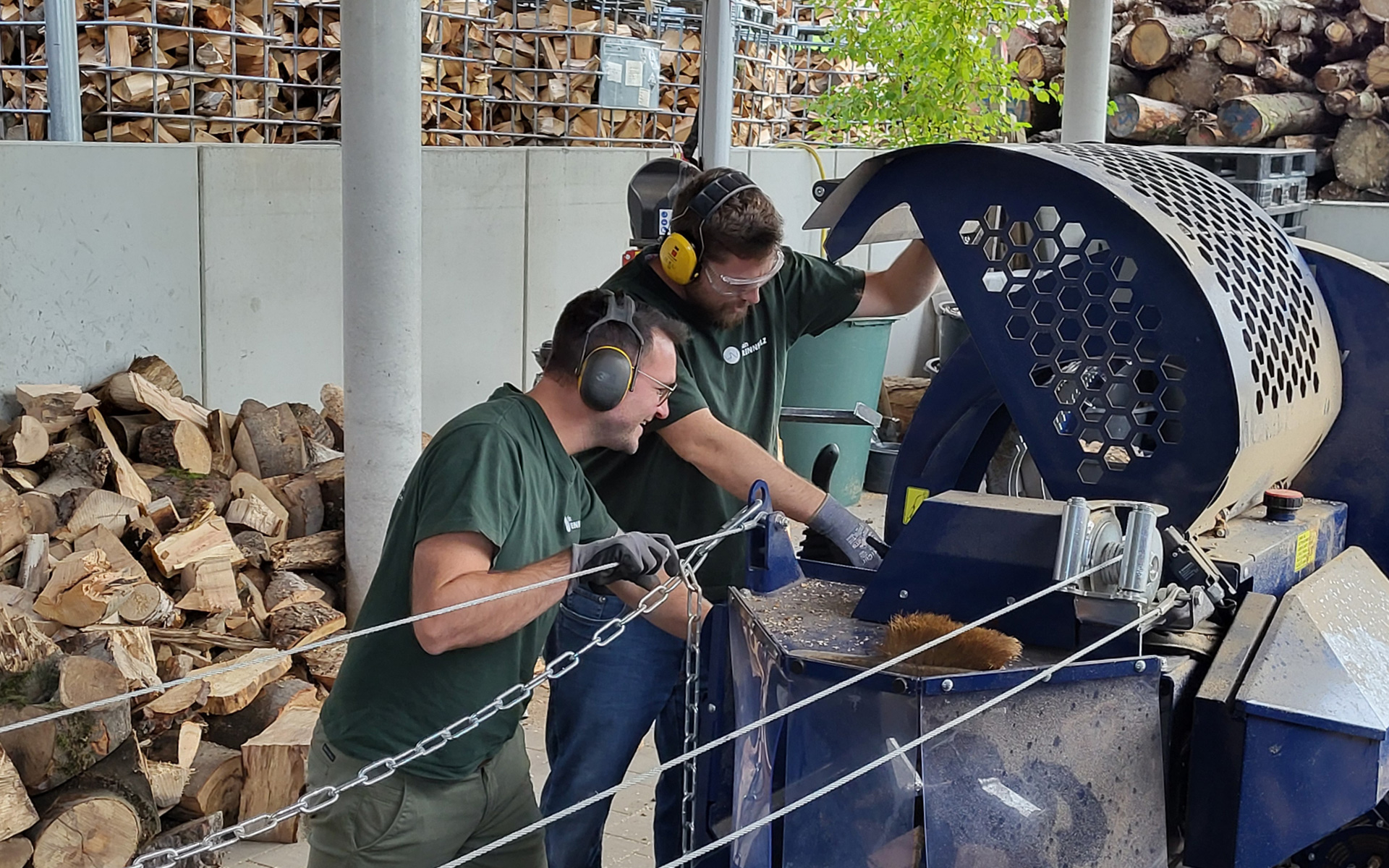 Unser Main Brennholz Team beim Holz spalten