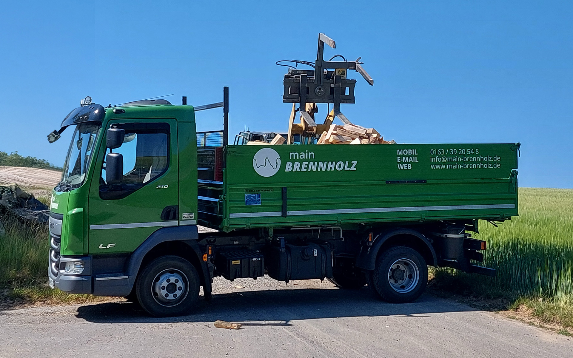 Der Main Brennholz LKW wird beladen